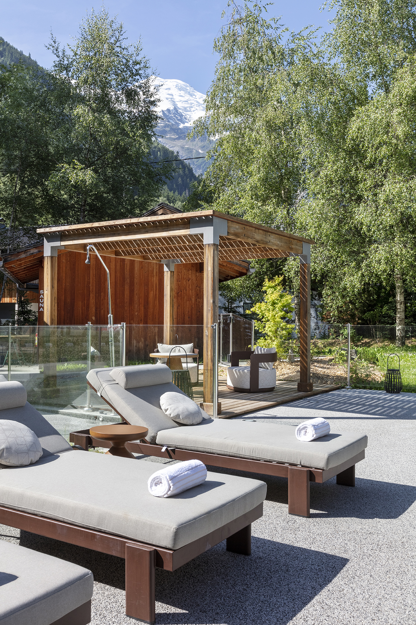 terrasse de la piscine de l'hotel Les Aiglons