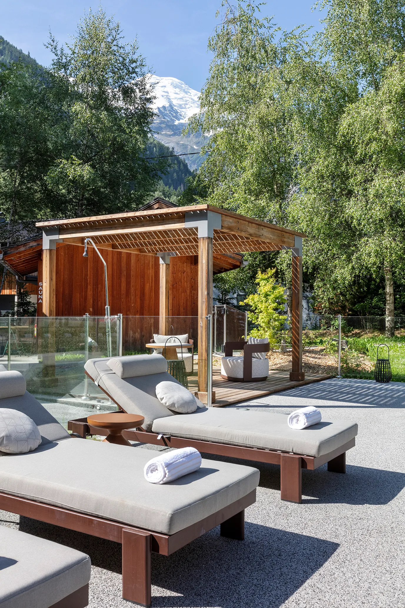 terrasse de la piscine de l'hotel Les Aiglons