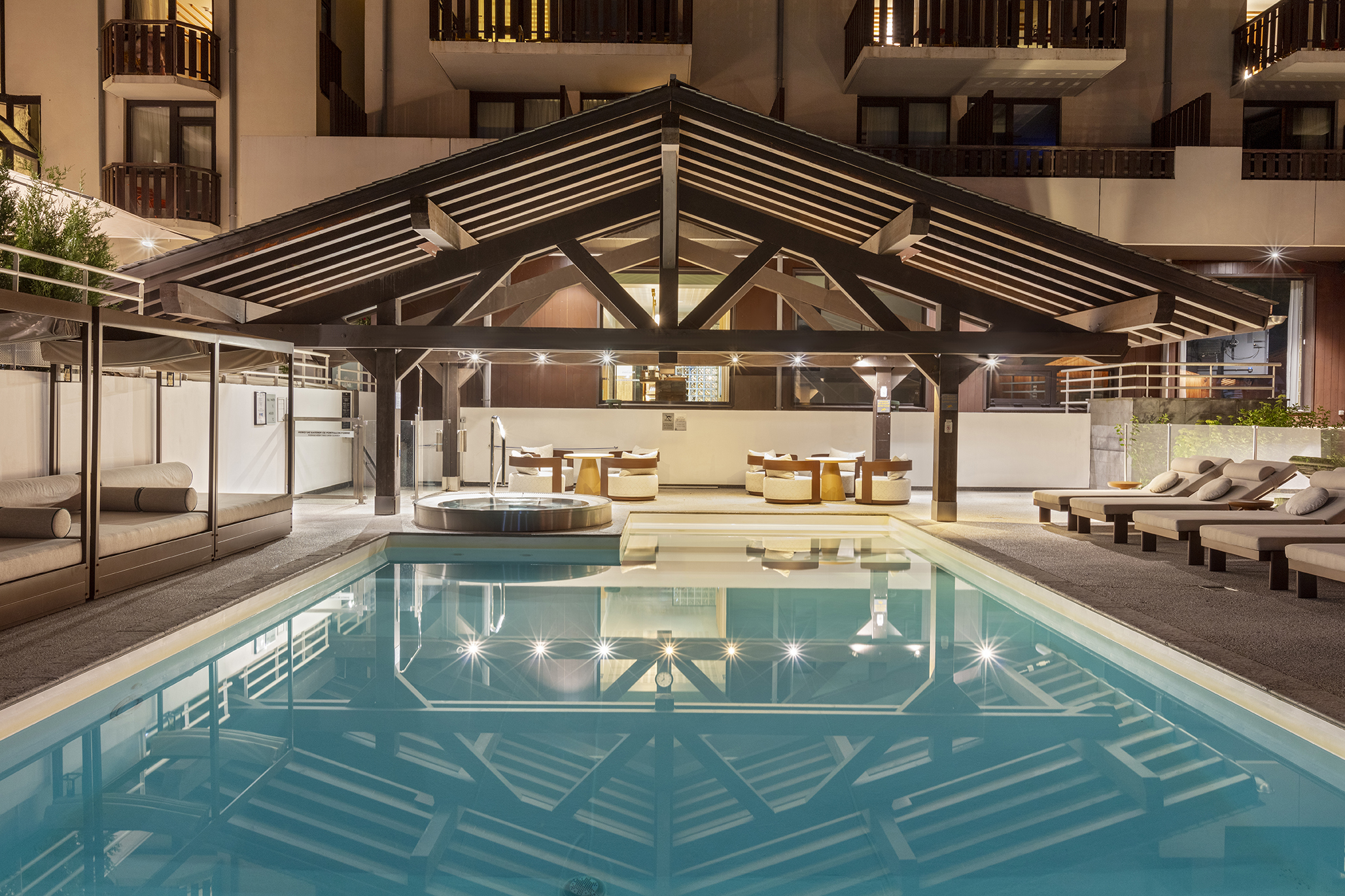 Piscine de l'hotel Les Aiglons
