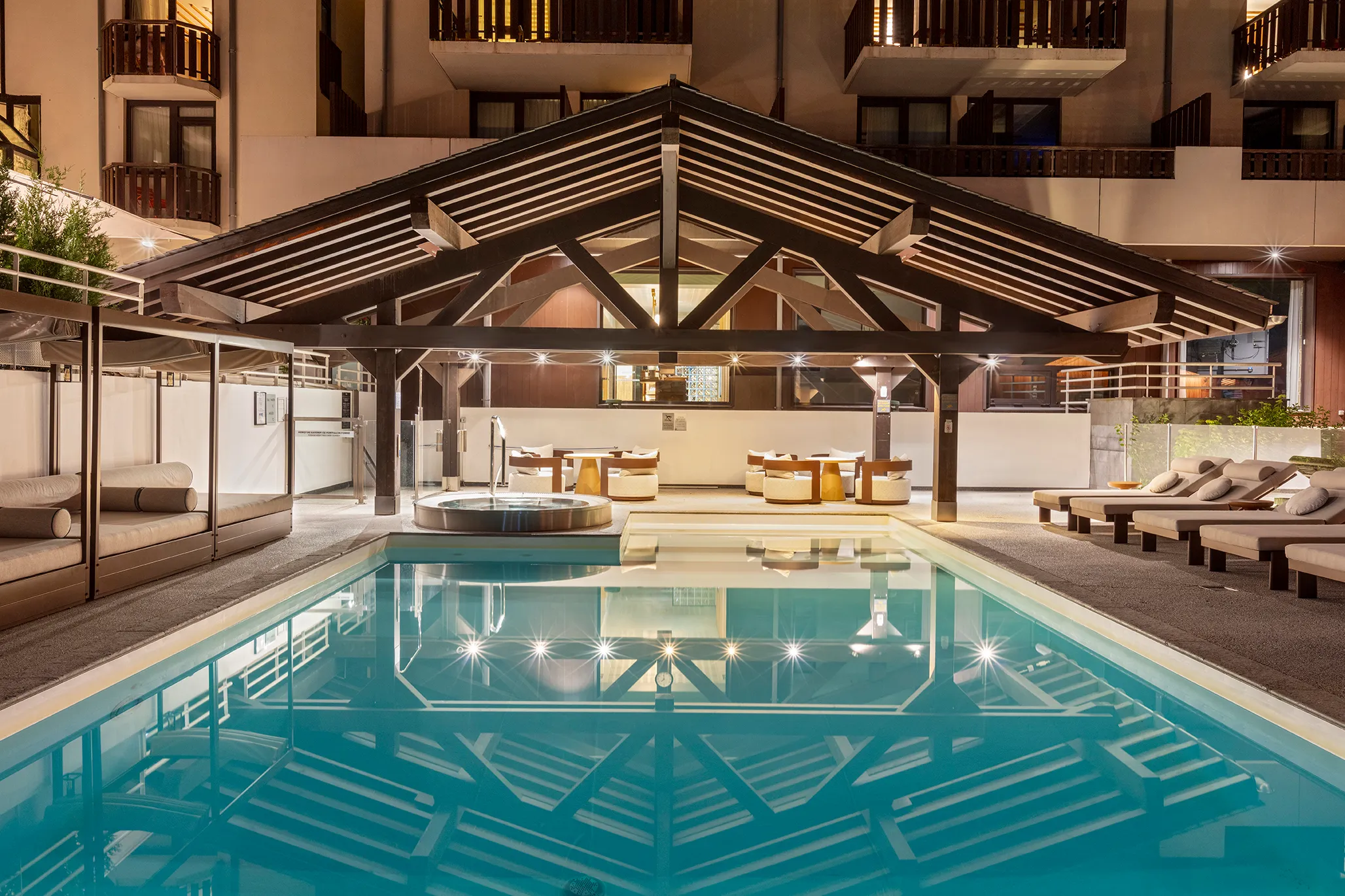 Piscine de l'hotel Les Aiglons