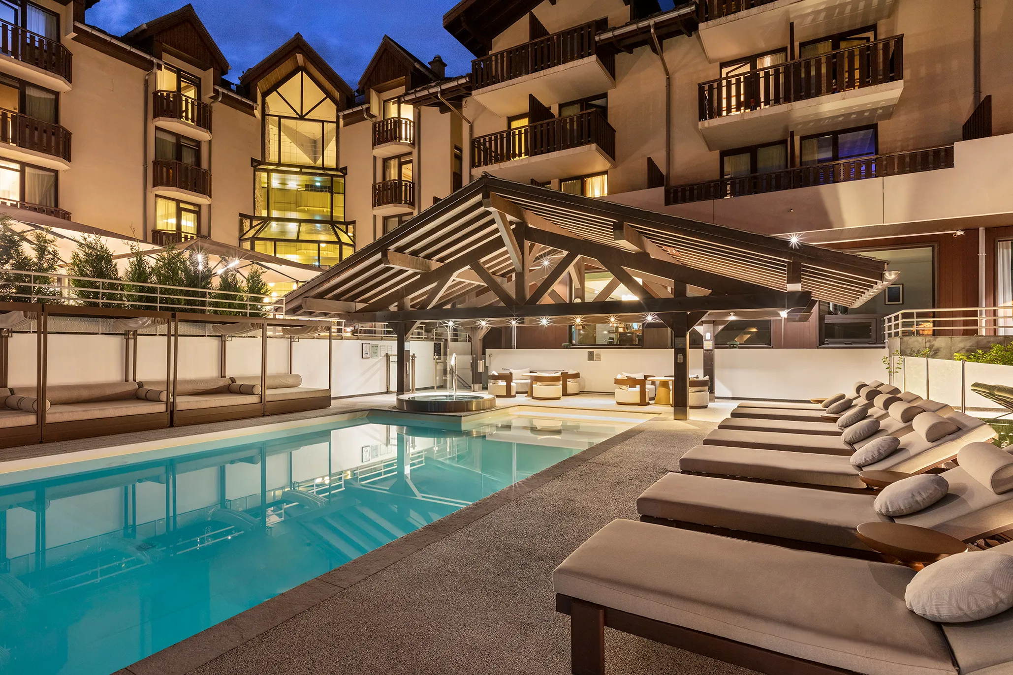 Piscine de l'hotel Les Aiglons