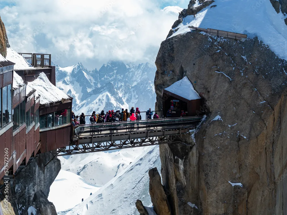 Faire du ski en montagne, près de l'hôtel Les Aiglons, à Chamonix.