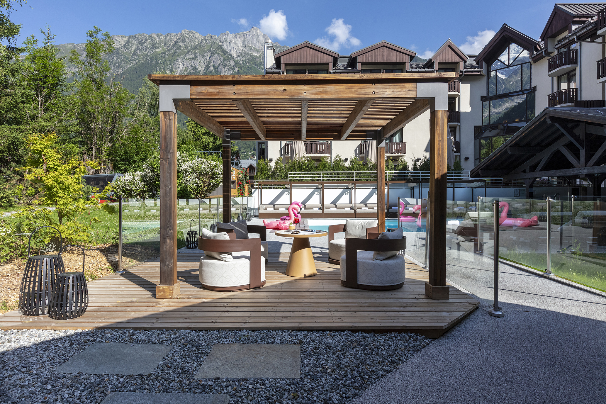 Salon au bord de la piscine