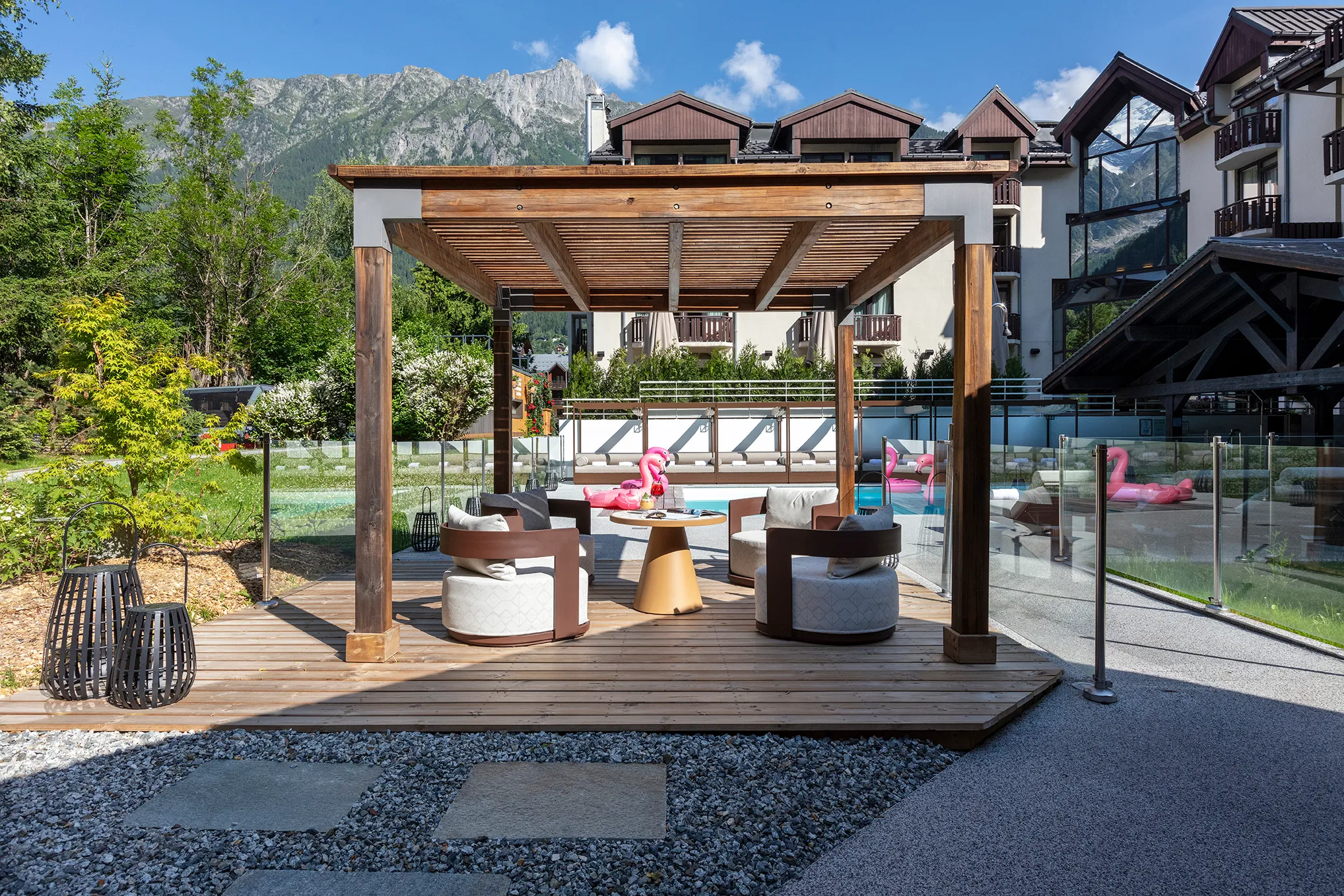 Salon au bord de la piscine