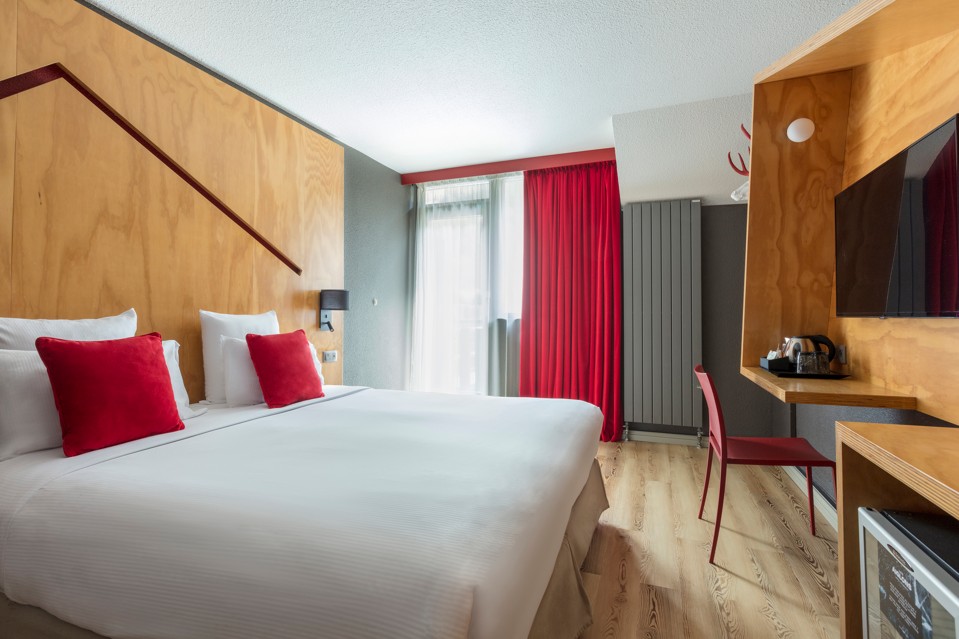 Détente et bien-être dans une Chambre Classique avec balcon et vue Brévent de l'hôtel Les Aiglons, Chamonix Mont-Blanc