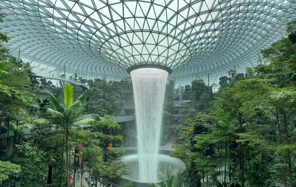 Rain Vortex di Jewel Changi Airport — air terjun indoor tertinggi di dunia setinggi 40 meter