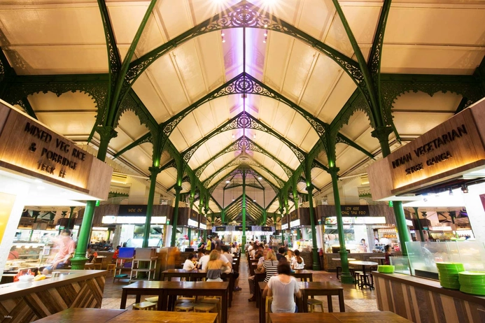 Interior bersejarah Lau Pa Sat hawker centre dengan arsitektur besi Victorian khas tahun 1894