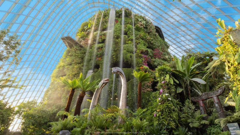 Air terjun raksasa setinggi 35 meter di dalam Cloud Forest Gardens by the Bay