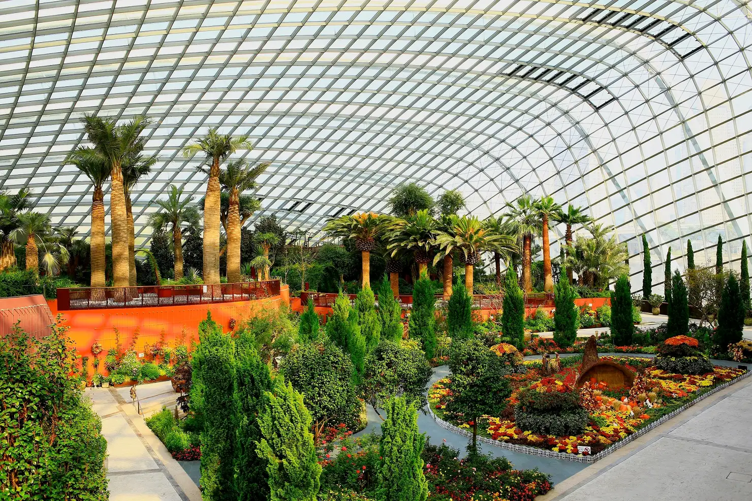 Koleksi bunga warna-warni dari seluruh dunia di dalam Flower Dome Gardens by the Bay