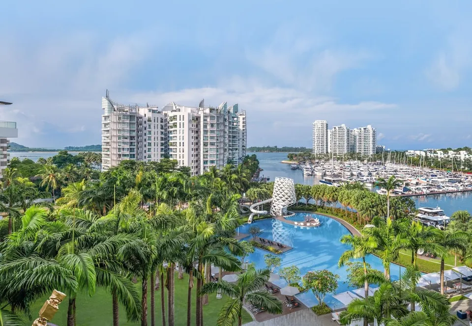 Pulau Sentosa Singapore dilihat dari udara dengan pantai dan kawasan resort