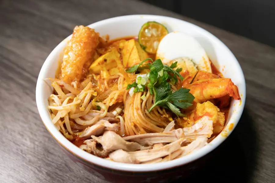 Laksa khas Singapore yang lezat, salah satu menu andalan di Malaysian Food Street Sentosa
