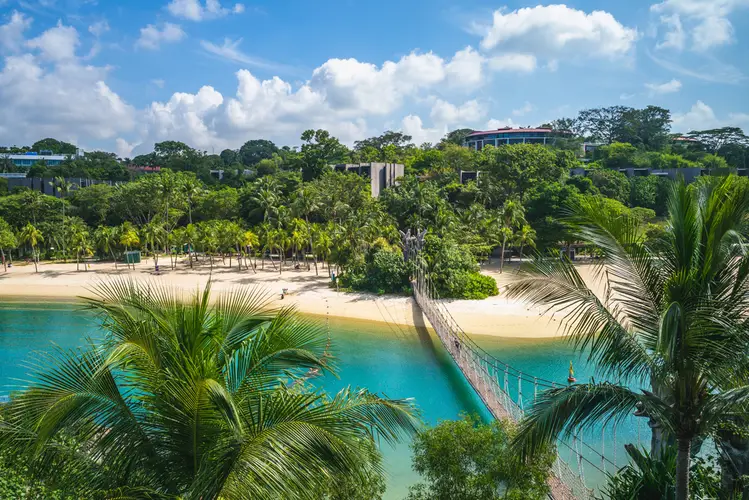 Palawan Beach di Sentosa Island dengan jembatan menuju Titik Paling Selatan Daratan Asia