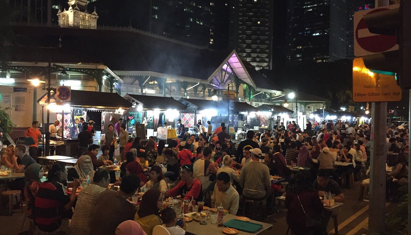 Suasana Satay Street malam hari di depan Lau Pa Sat dengan ratusan stall satay halal