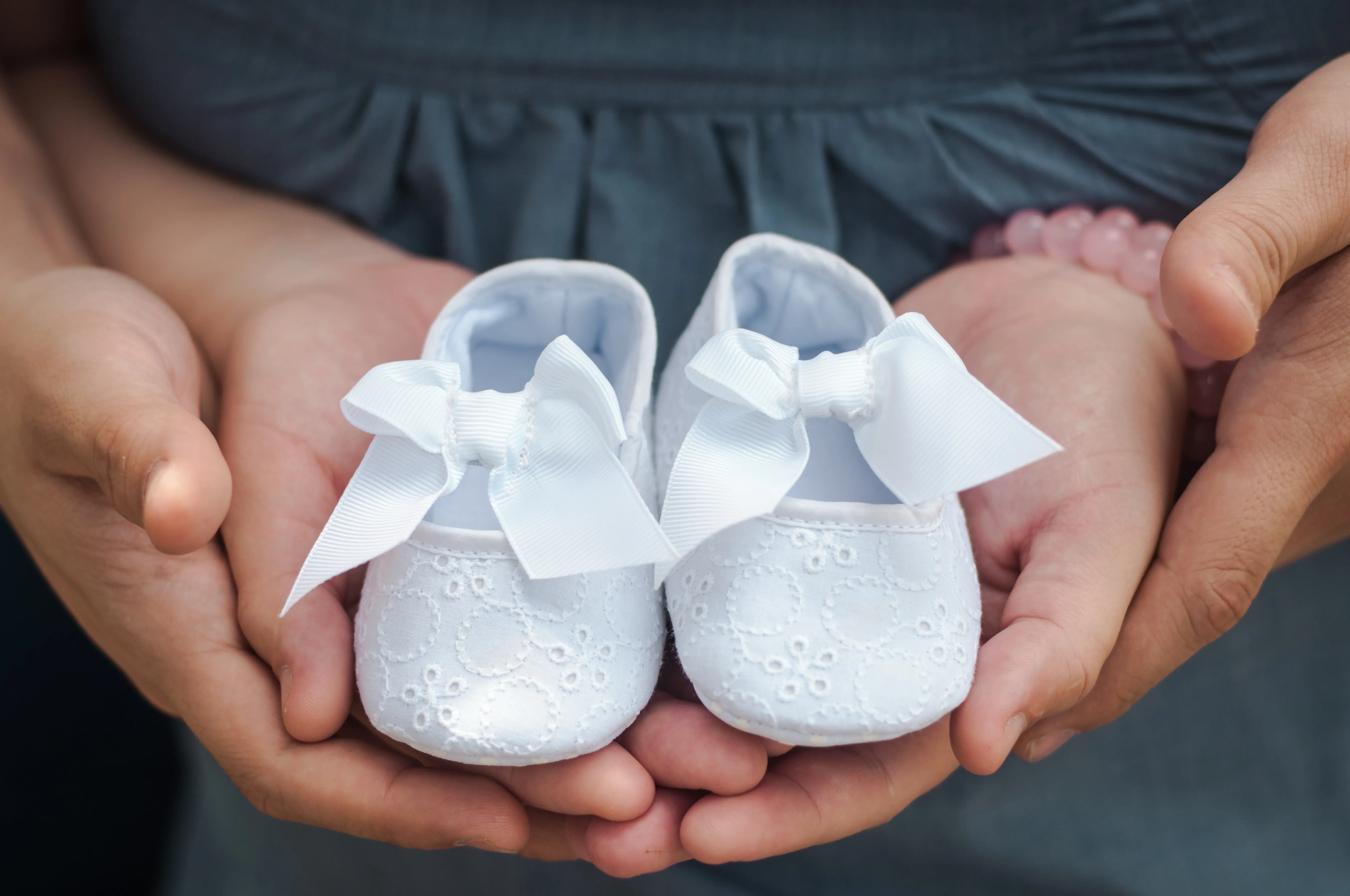 Emotionales Pregnancy Announcement mit gerahmtem Ultraschallbild, Trockenblumen und Babybodys – liebevoll dekoriert von Babybloom Wien