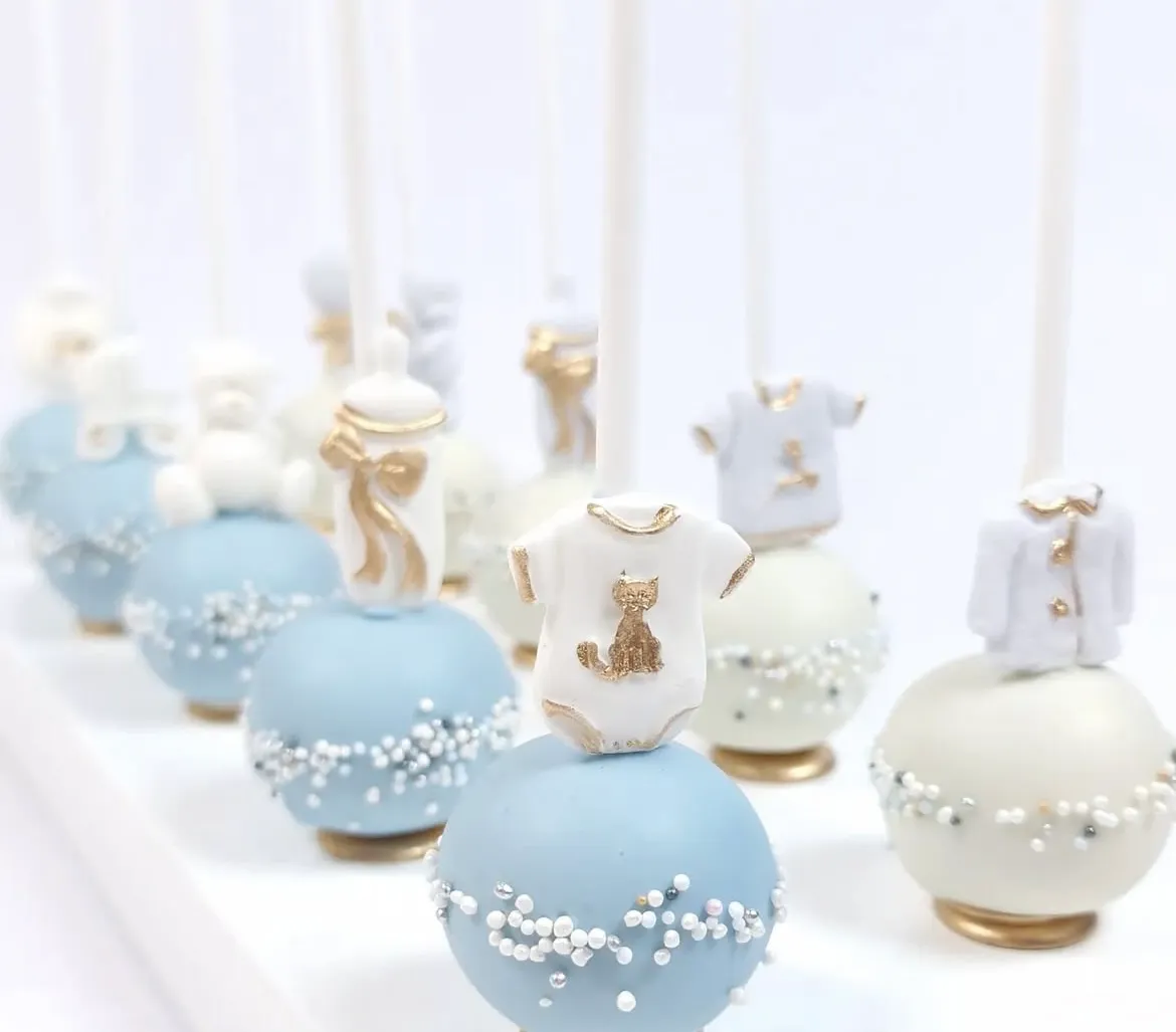 Candy Bar mit Macarons, Cake Pops und Donuts in neutralen Farben – perfektes Detail für Baby Welcome Party