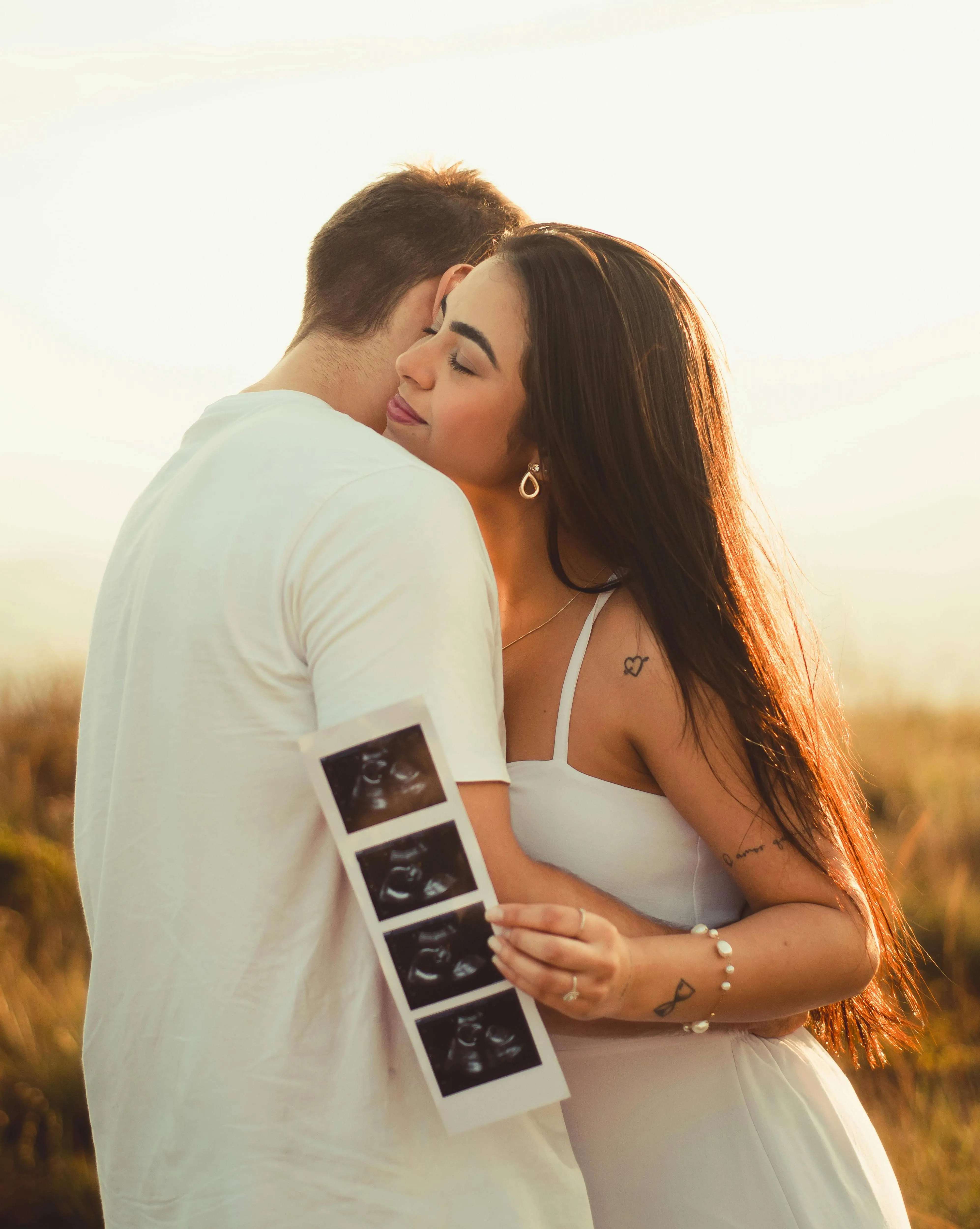 Emotionales Pregnancy Announcement mit gerahmtem Ultraschallbild, Trockenblumen und Babybodys – liebevoll dekoriert von Babybloom Wien