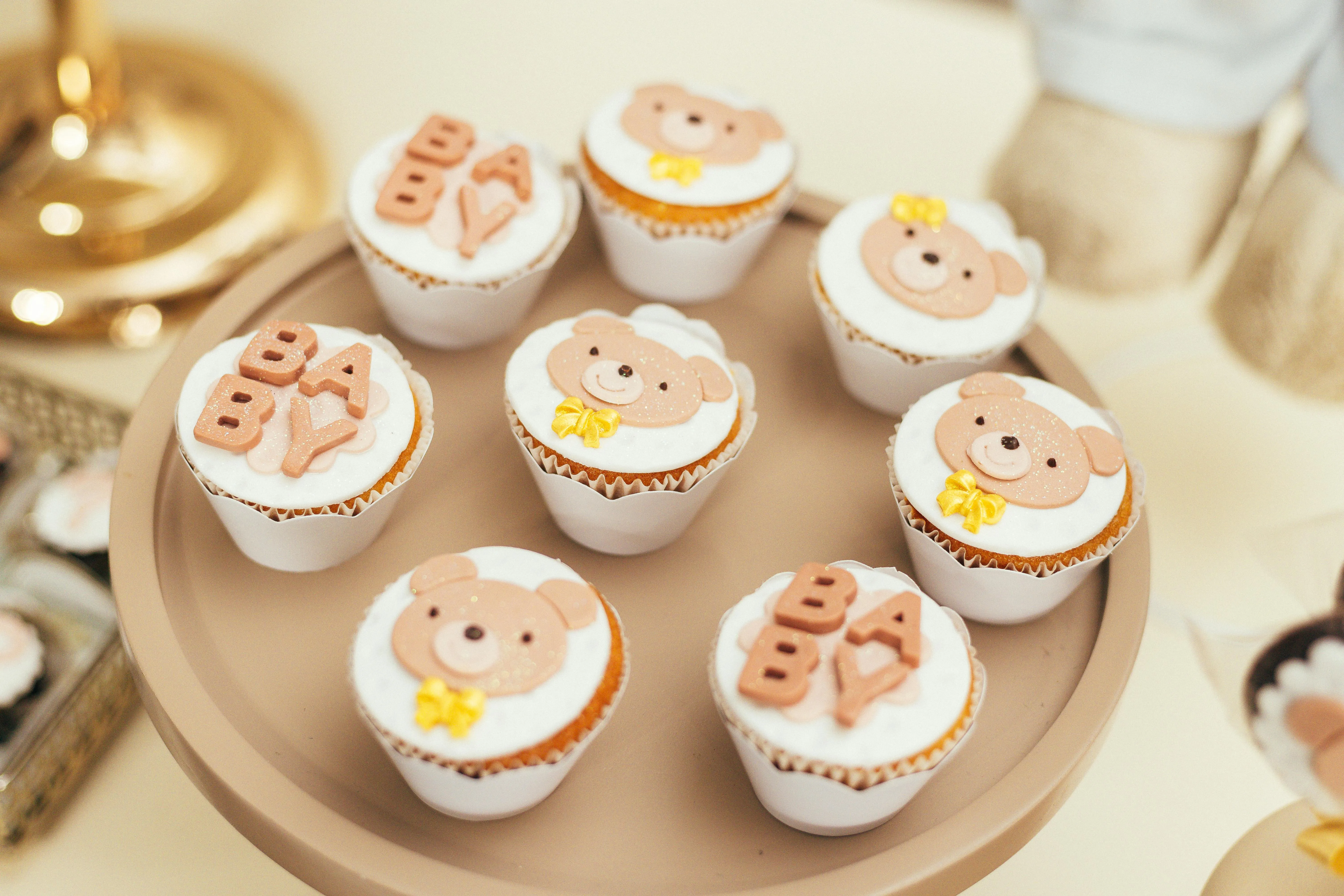 1. Geburtstag mit Teddybär-Motto, personalisiertem Cake Topper und naturfarbener Ballondeko – von Babybloom Wien