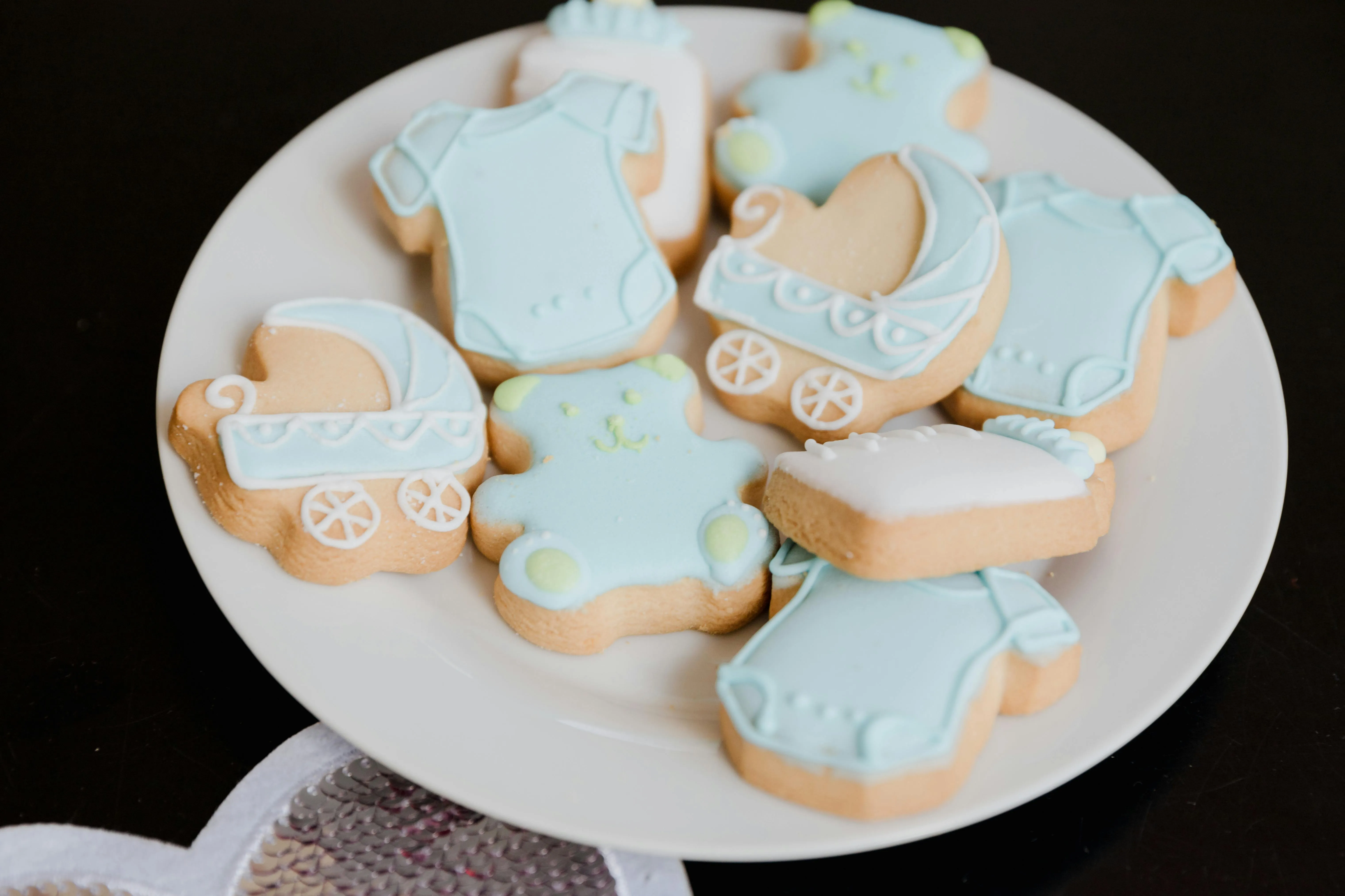 Tischdekoration zur Baby Shower für Jungen mit individuellen Keksen in hellblauen Akzenten – Babybloom Wien