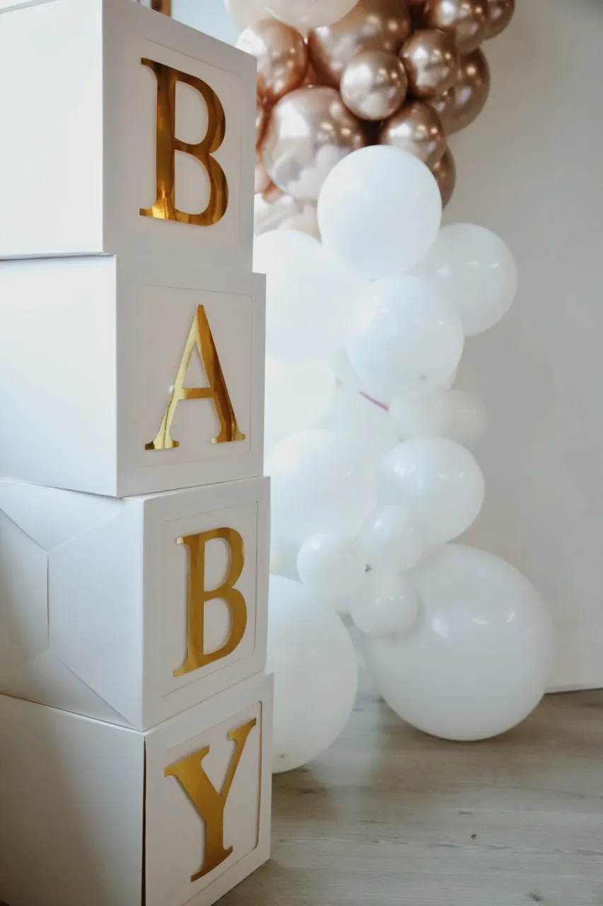Individuelle Ballondekoration und BABY Namenschild Fotohintergrund für deine Baby-oder Kinderfeier – stilvoll dekoriert von Babybloom Wien