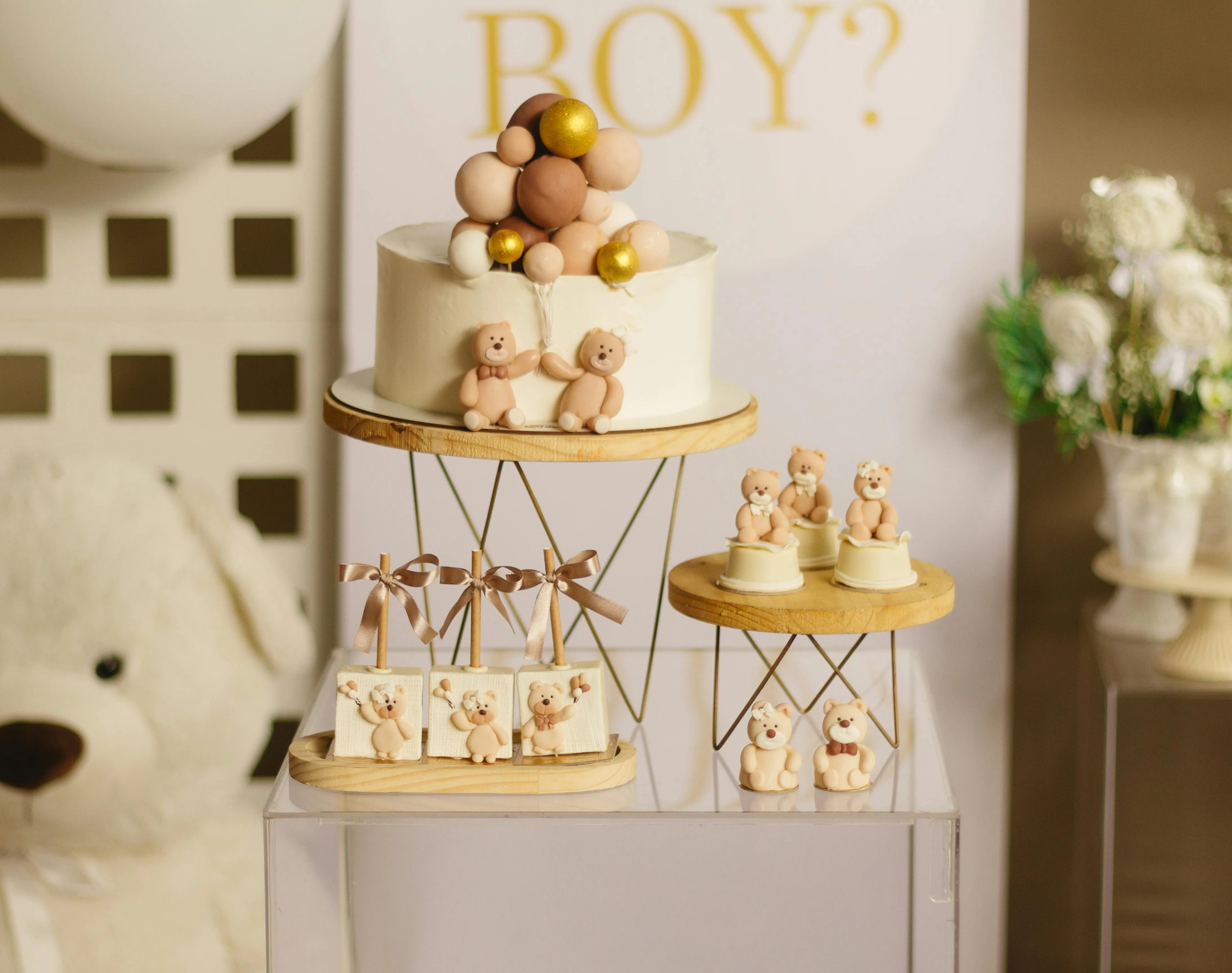 Wunderschön dekorierter Sweet Table mit personalisierter Geburtstagstorte, Cake Pops und Luftballons von Babybloom Events
