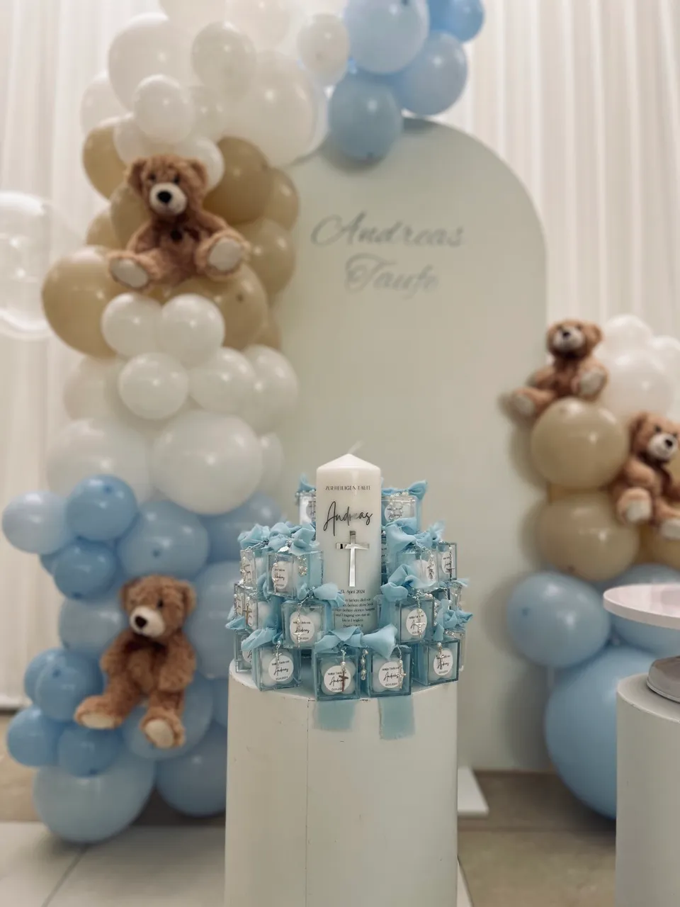 Fotowand für Tauffeier mit Bären, Taufkerze und Ballondekoration in Weiß, Blau, Beige – festlich gestaltet von Babybloom Wien