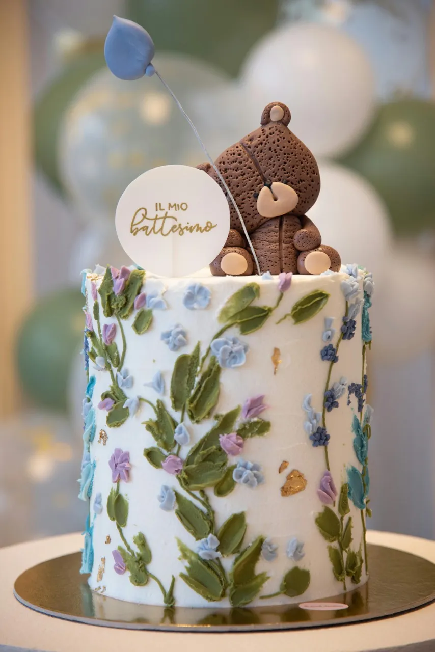 Kindergeburtstagstorte mit Bärchenfigur, pastellfarbener Creme und Cake Topper – süßes Highlight der Feier von Babybloom Wien