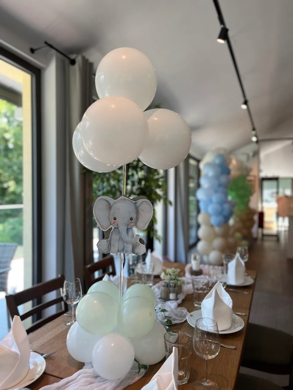 Tischdekoration zur Taufe mit Ballons – festlich arrangiert von Babybloom Events