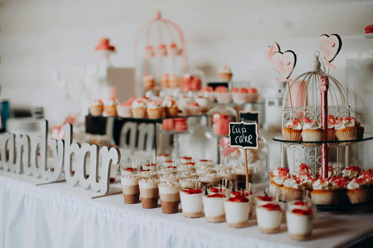 Wunderschön dekorierter Sweet Table mit personalisierter Geburtstagstorte, Cake Pops und Luftballons von Babybloom Events