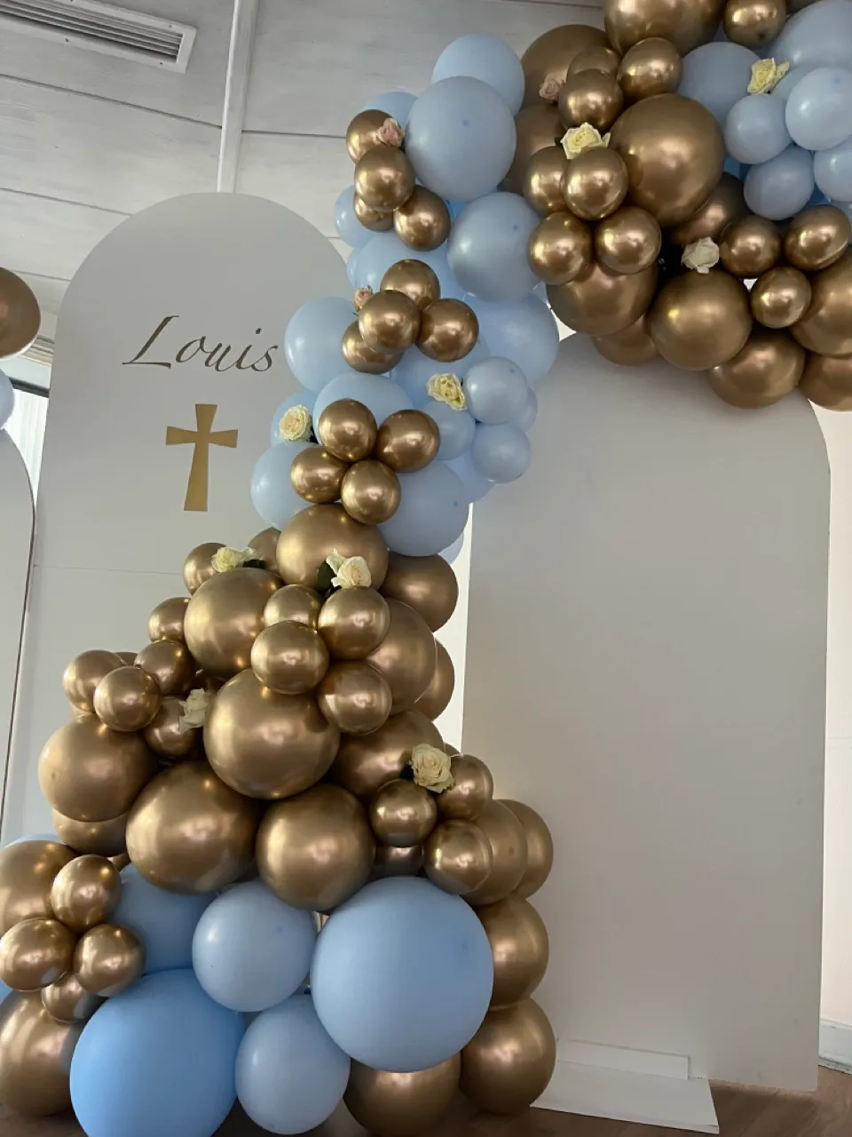 Fotowand für Tauffeier mit Ballondekoration in Blau und Gold – festlich gestaltet von Babybloom Wien