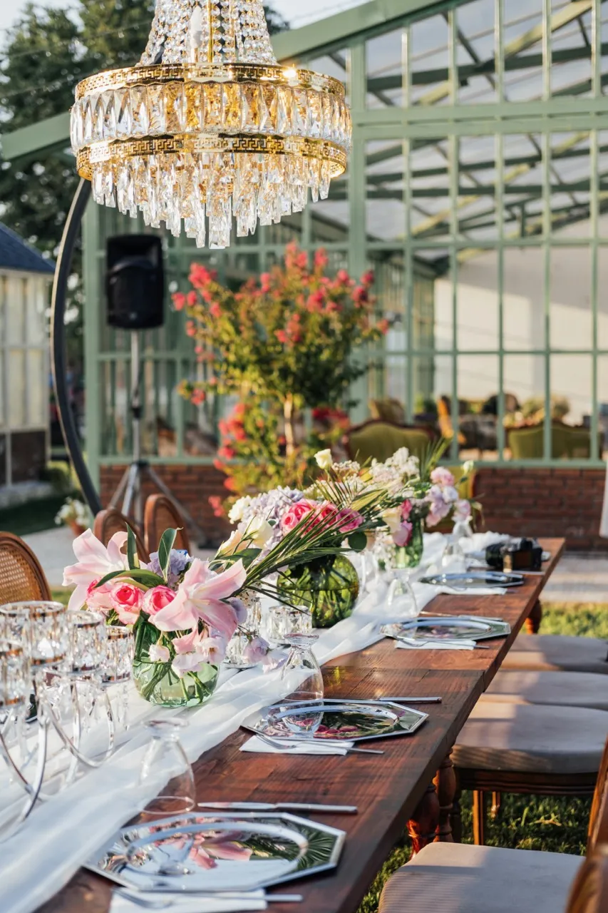 Stilvolle Tischdekoration zur Baby Shower mit Namenskärtchen, Blumen und goldenen Details – gestaltet von Babybloom Wien