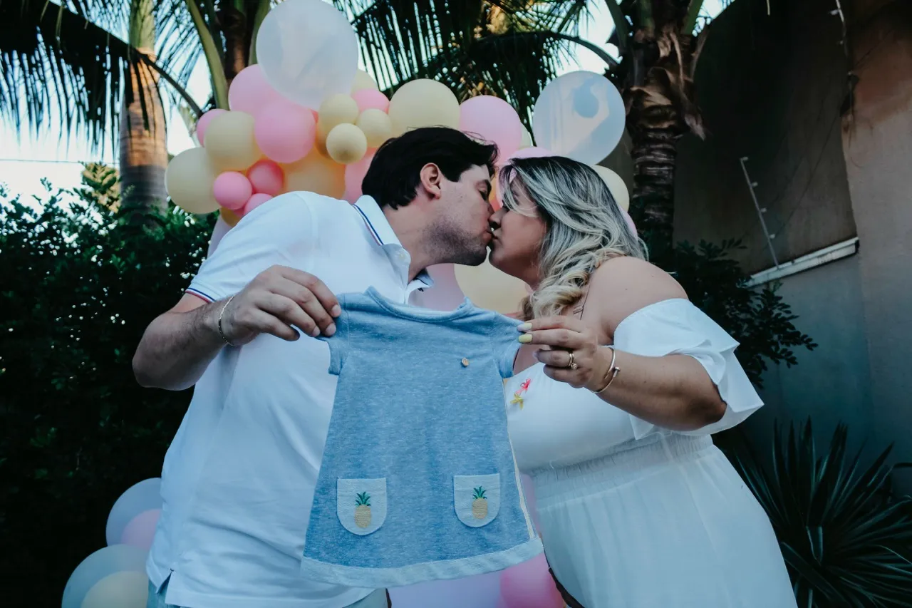 Emotionales Pregnancy Announcement mit gerahmtem Ultraschallbild, Trockenblumen und Babybodys – liebevoll dekoriert von Babybloom Wien