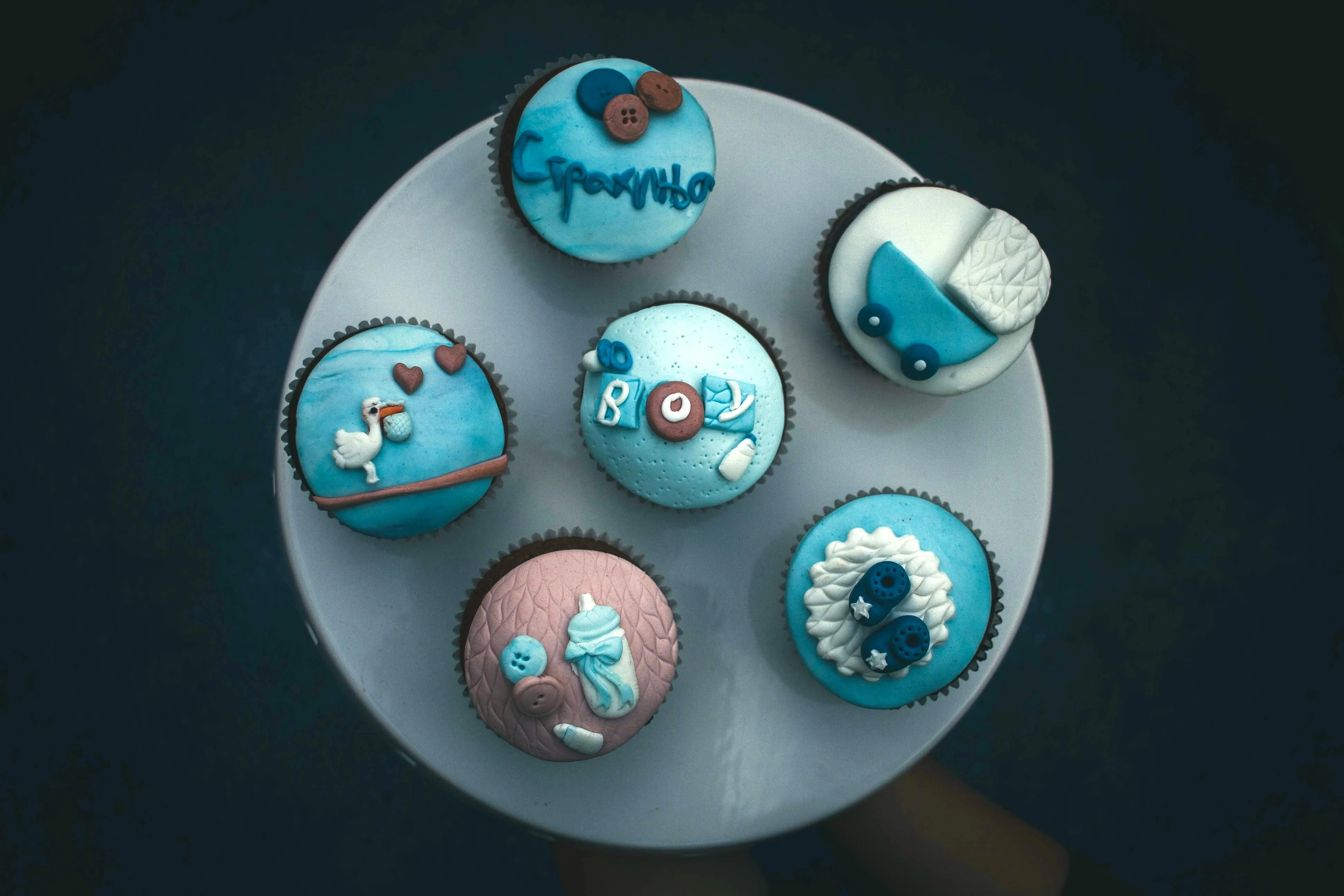 Sweet Table zur Baby Shower mit Cupcakes, Ballons und ‚Boy or Girl?‘ Schild – festlich inszeniert von Babybloom Wien