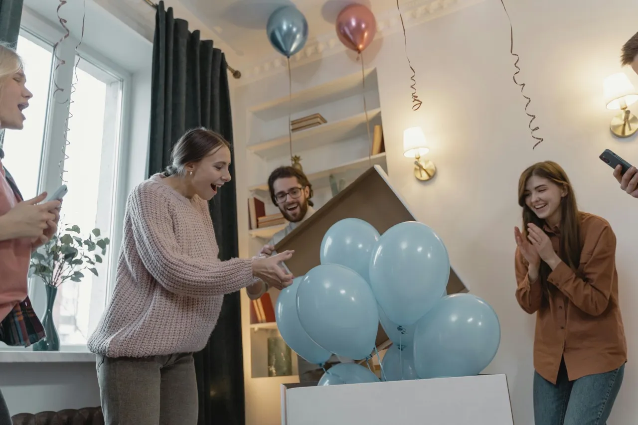Luftballon Box mit blaune Ballons für die Gender Reveal Party – kreative Deko von Babybloom in Wie