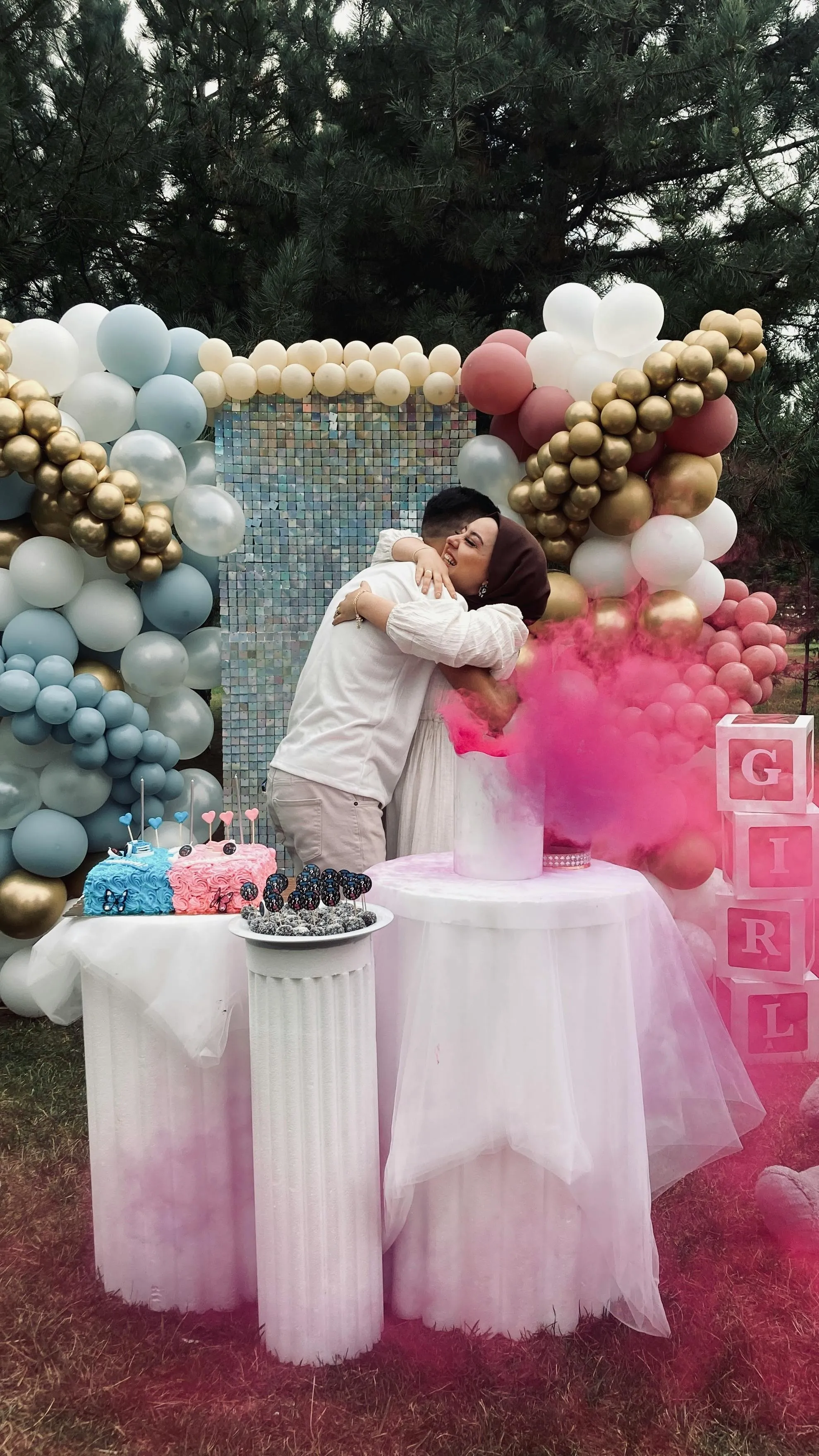 Outdoor-Dekoration zur Baby Shower mit Staffelei ‚Boy or Girl?‘, rosa-blauem Ballonbogen und Willkommensschild