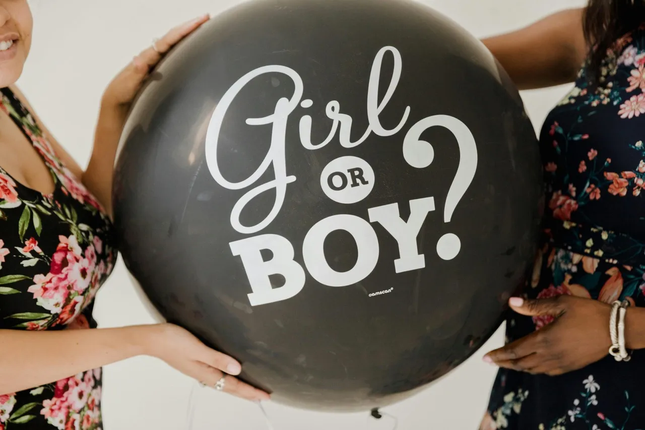 Ballon Überraschung Boy or Girl für Gender Reveal kreative Deko von Babybloom in Wien