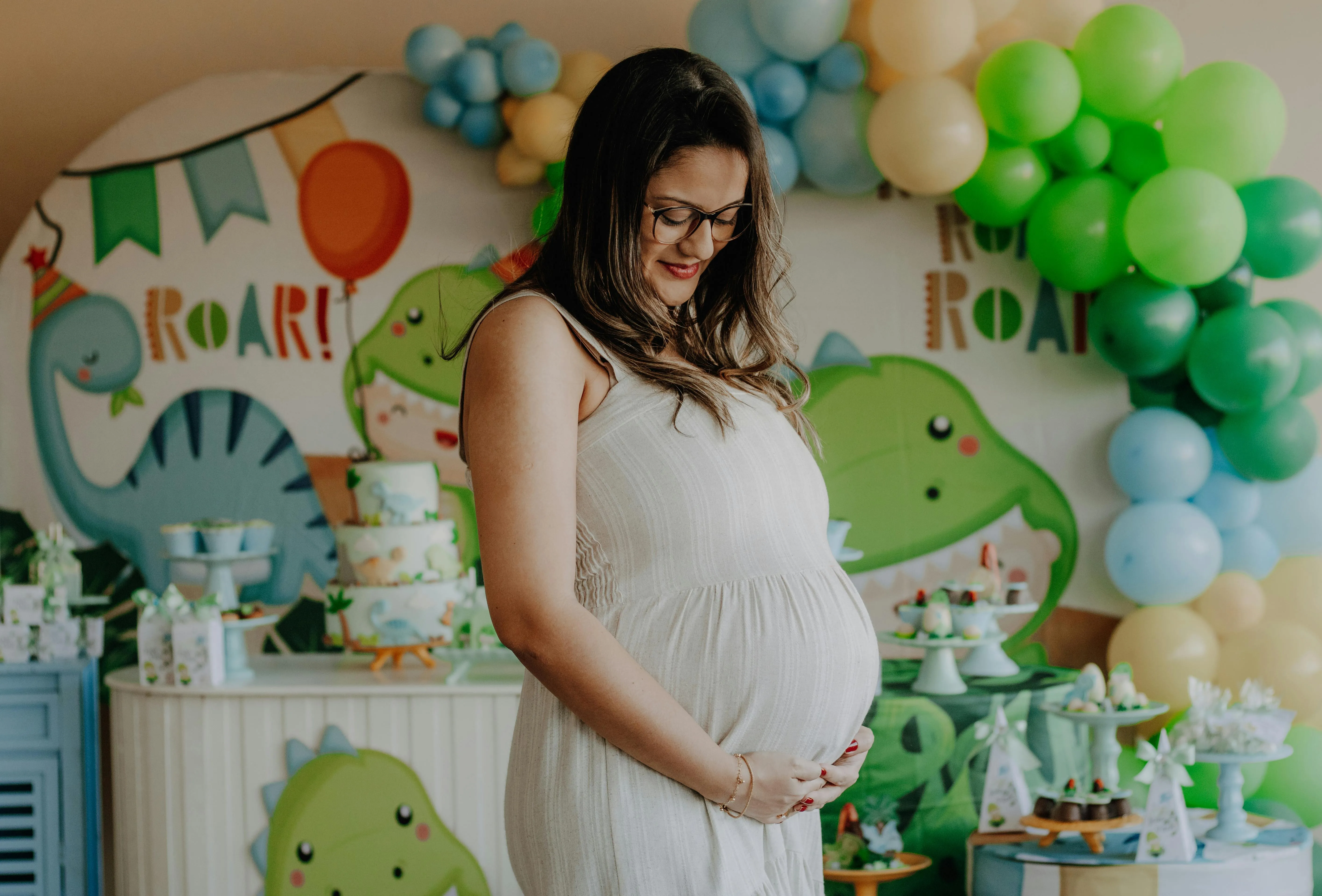 Willkommensfeier für Neugeborenes mit Deko in Weiß und Beige im Garten – stilvoll inszeniert von Babybloom Wien