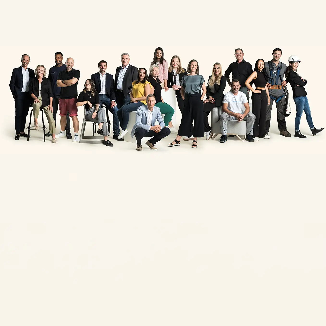 Mehrere Teilnehmer der Leadership Academy stehen nebeneinander und schauen in die Kamera; die Gruppe wirkt geschlossen und selbstsicher.