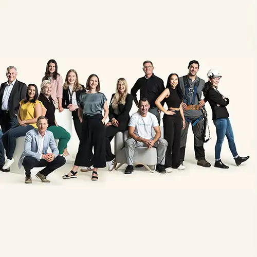 Mehrere Teilnehmer der Leadership Academy stehen nebeneinander und schauen in die Kamera; die Gruppe wirkt geschlossen und selbstsicher.