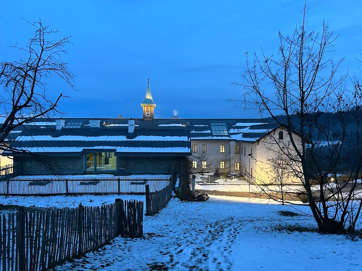 Ein kleines Haus in einem Dorf von Thomas Rudelt, freiberuflich