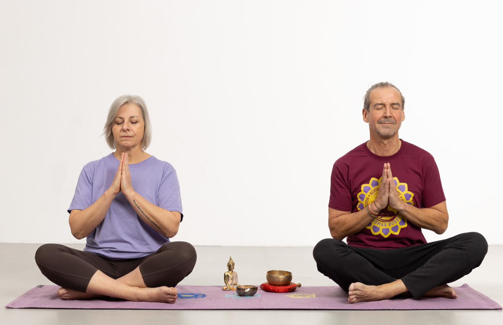friedvolles Zusammenkommen im Garten für eine christliche Familienandacht, bei der die Bedeutung von Gitarrenmusik und Bibellesen für ihren Glauben betont wird