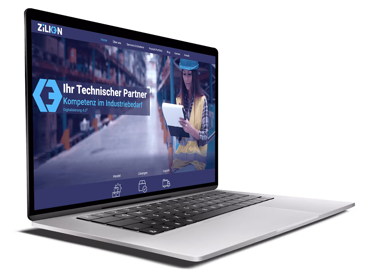 Ein Laptop zeigt eine Frau mit einem Schutzhelm, die in einem Lagerhaus ein Tablet benutzt. Auf dem Bildschirm ist eine Website mit deutschem Text zu sehen.