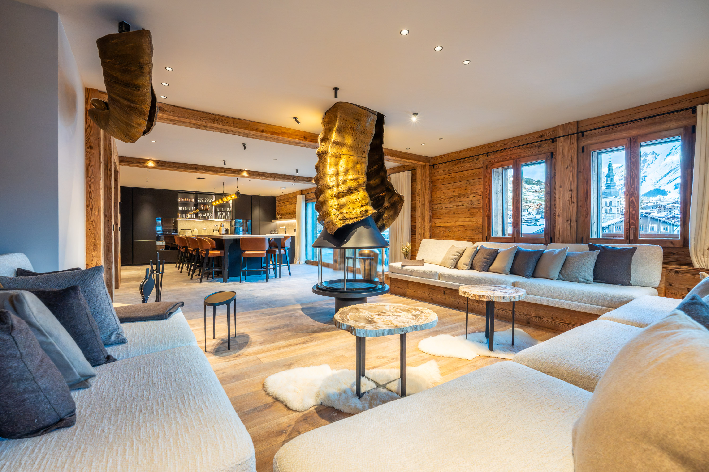 salon et cuisine de notre chalet de luxe avec vu sur la chaîne des aravis La Clusaz
