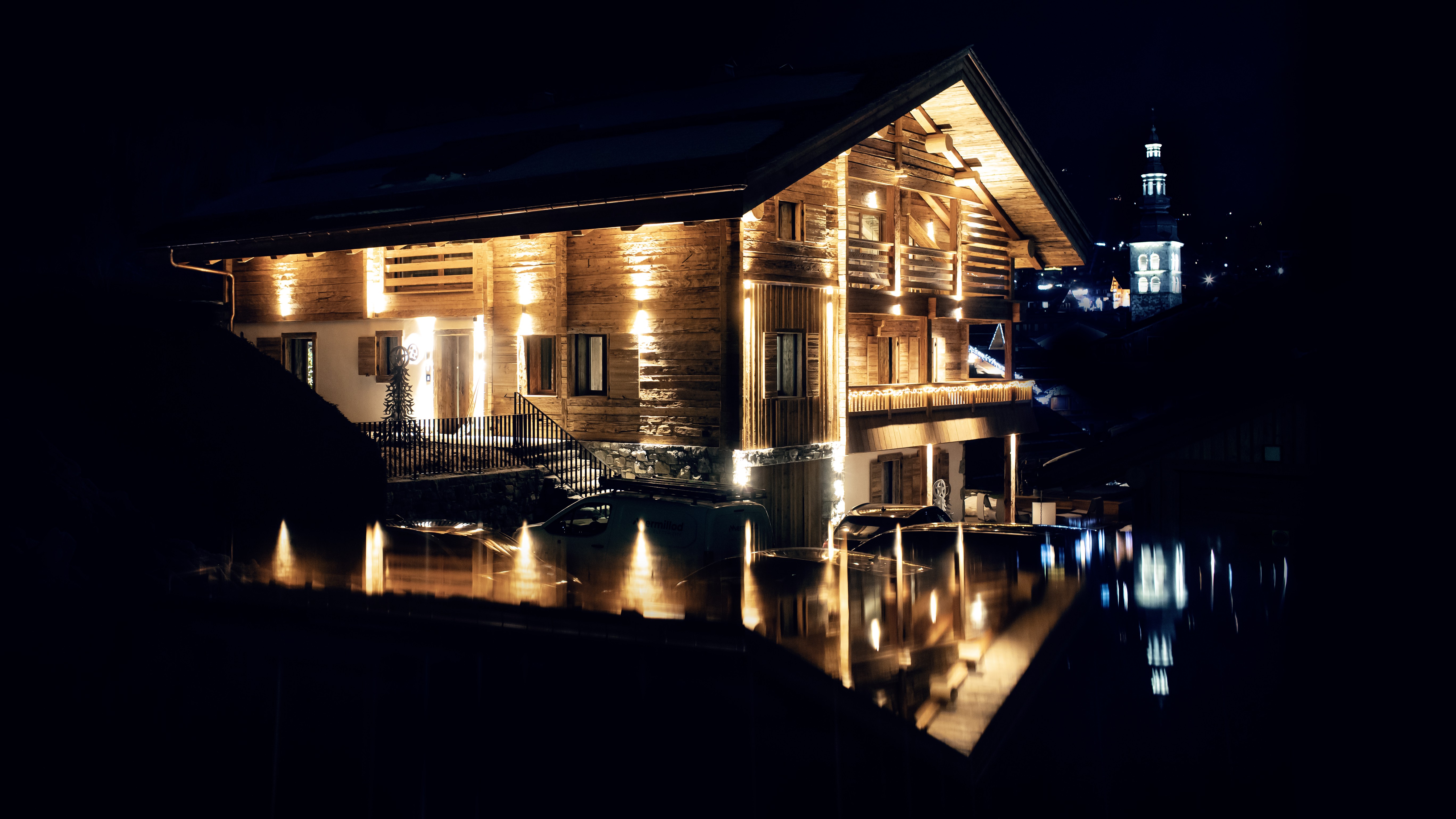 salon et cuisine de notre chalet de luxe avec vu sur la chaîne des aravis La Clusaz