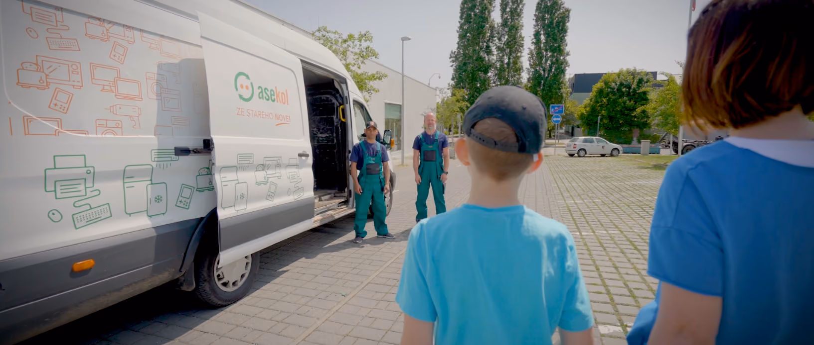 Kluk s maminkou odevzdávající staré elektro