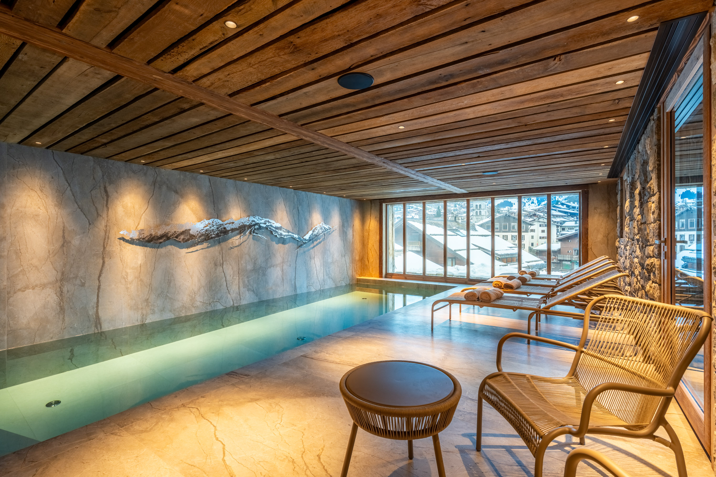 Piscine avec vu sur montagne des aravis dans notre chalet de luxe