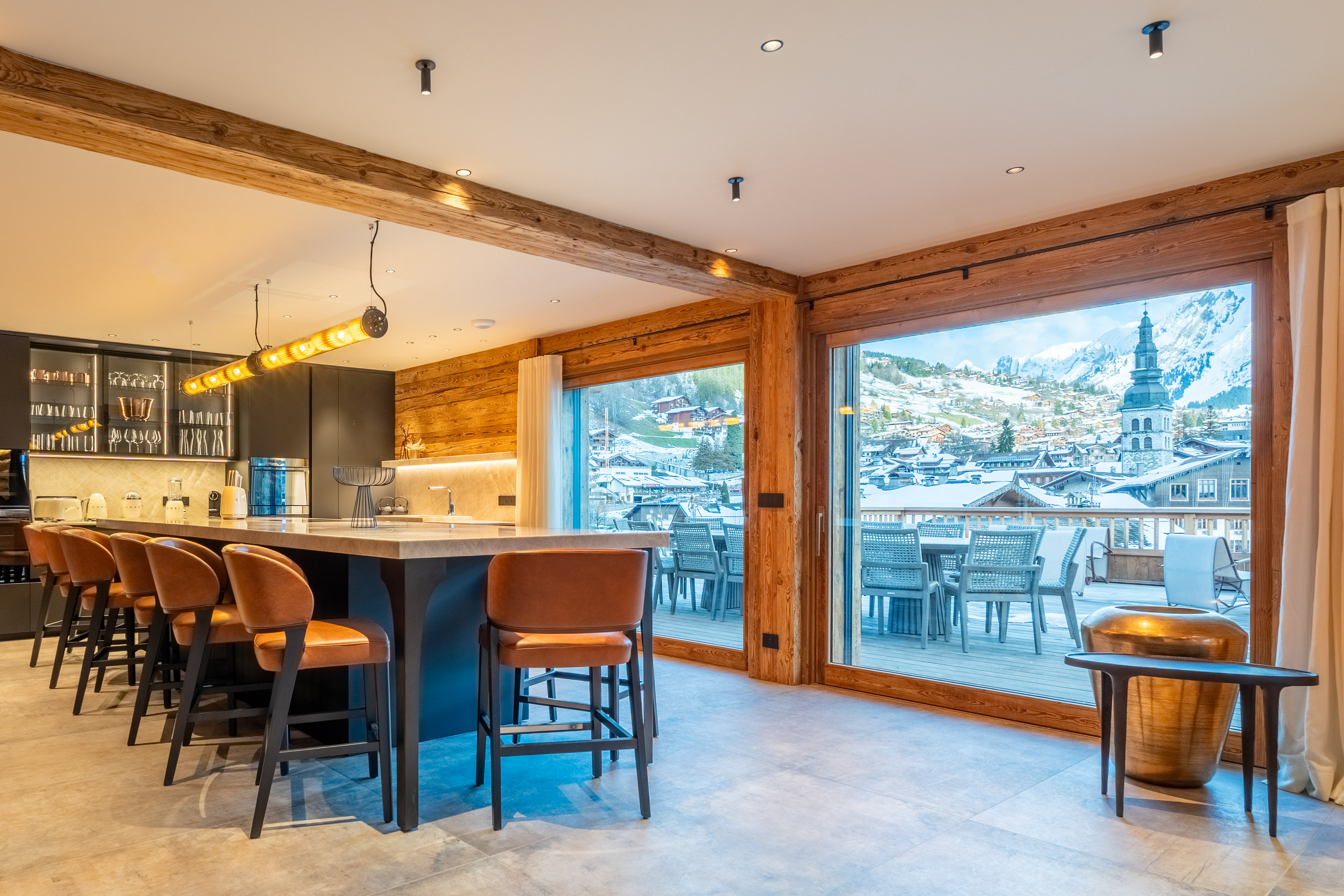 photo du séjour de notre chalet de luxe à La Clusaz au centre du village