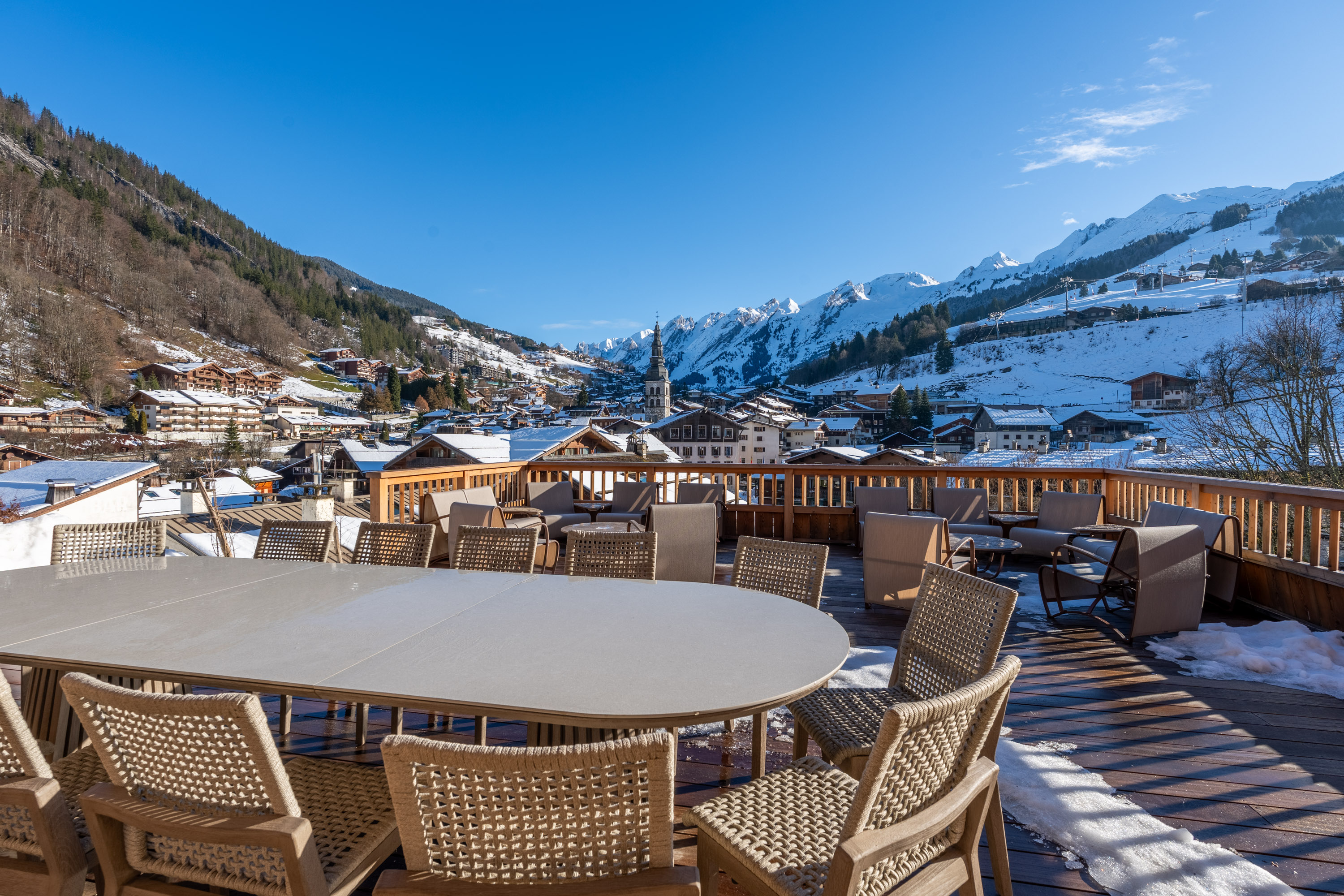 photo du balcon au pieds des pistes de la clusaz avec vu sur la châine des aravis