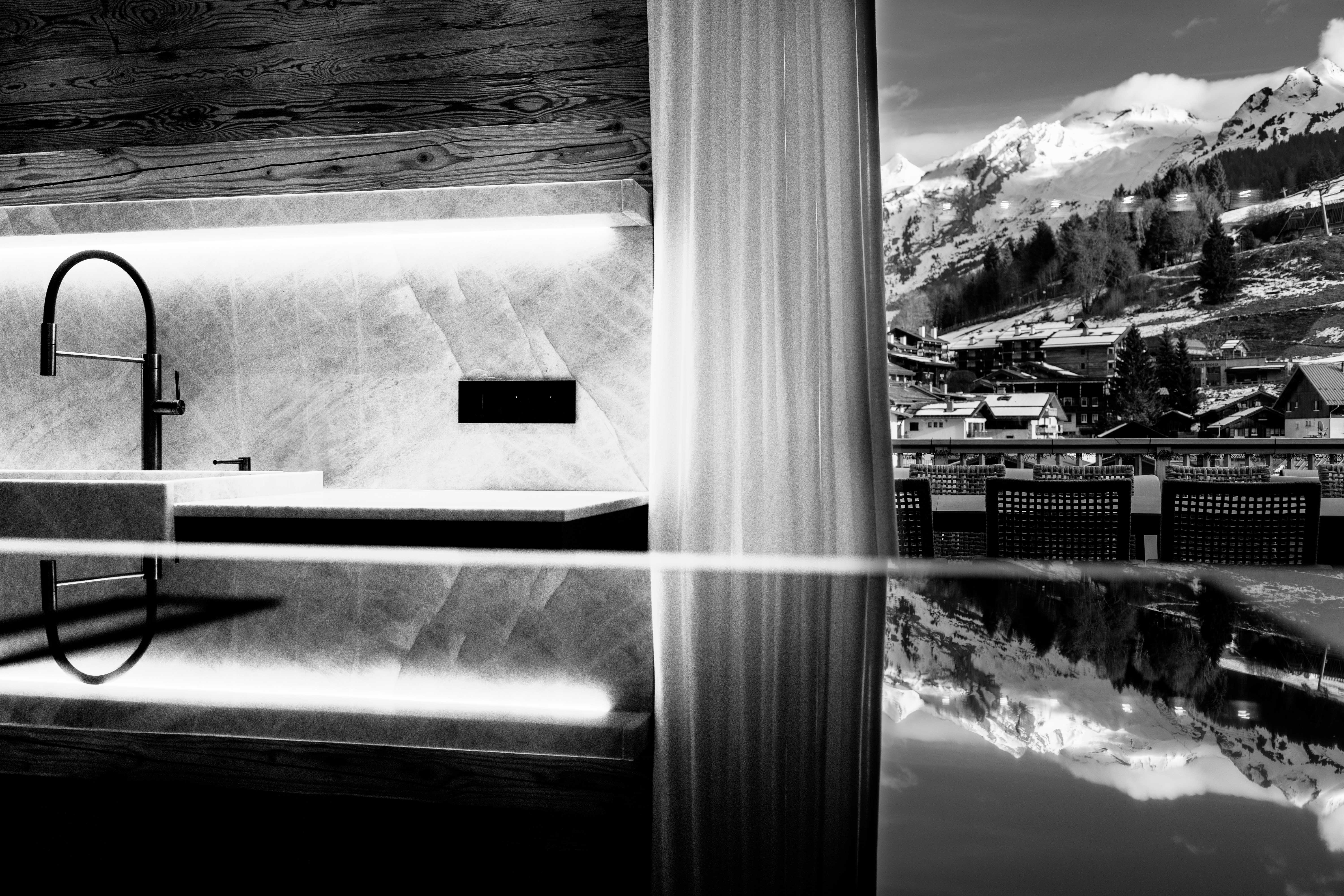 Vu de la cuisine sur la montagne, la chaîne des aravis et La Clusaz