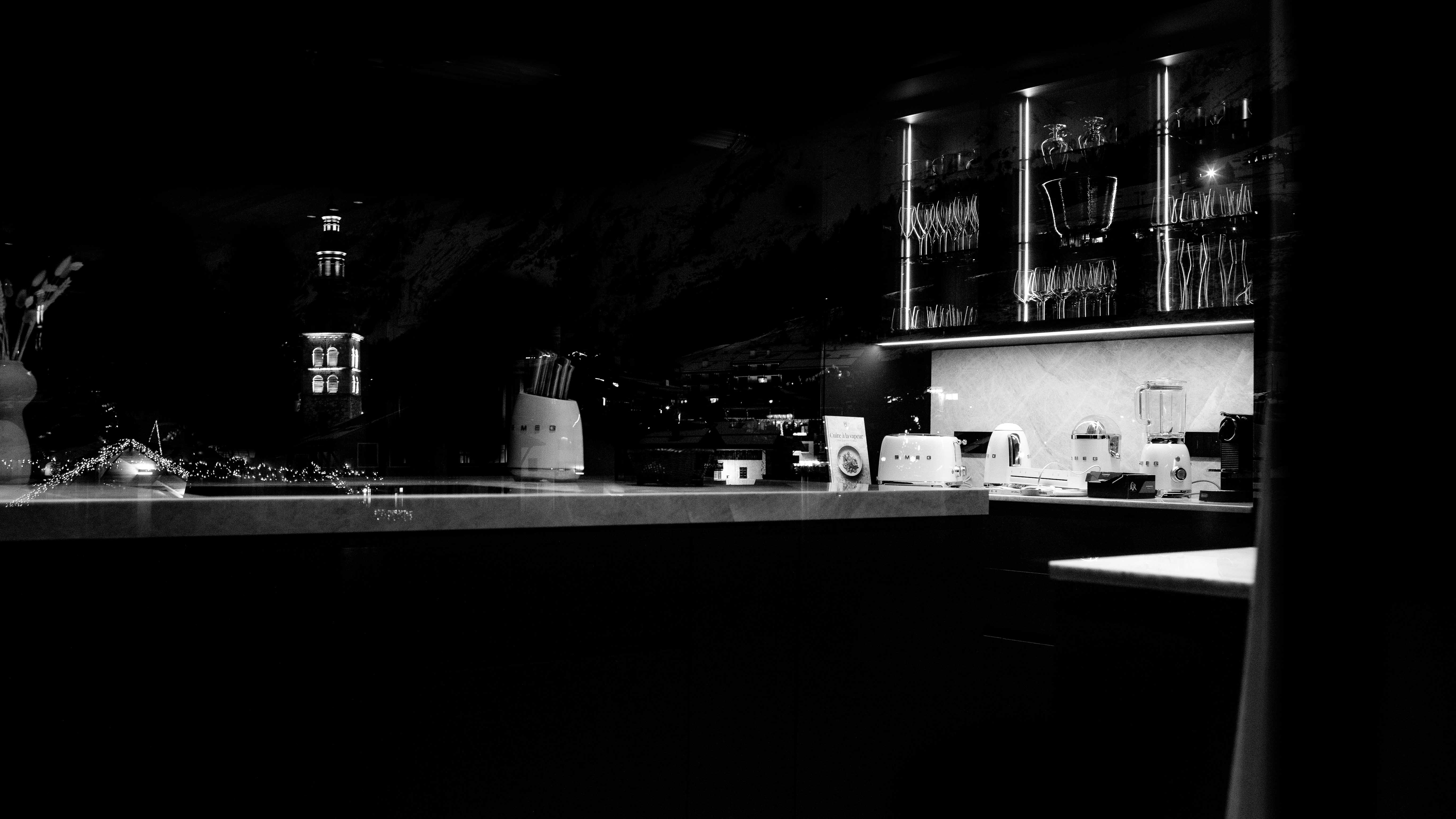 Photo de la cuisine et de la vue sur l'église et le centre de la clusaz