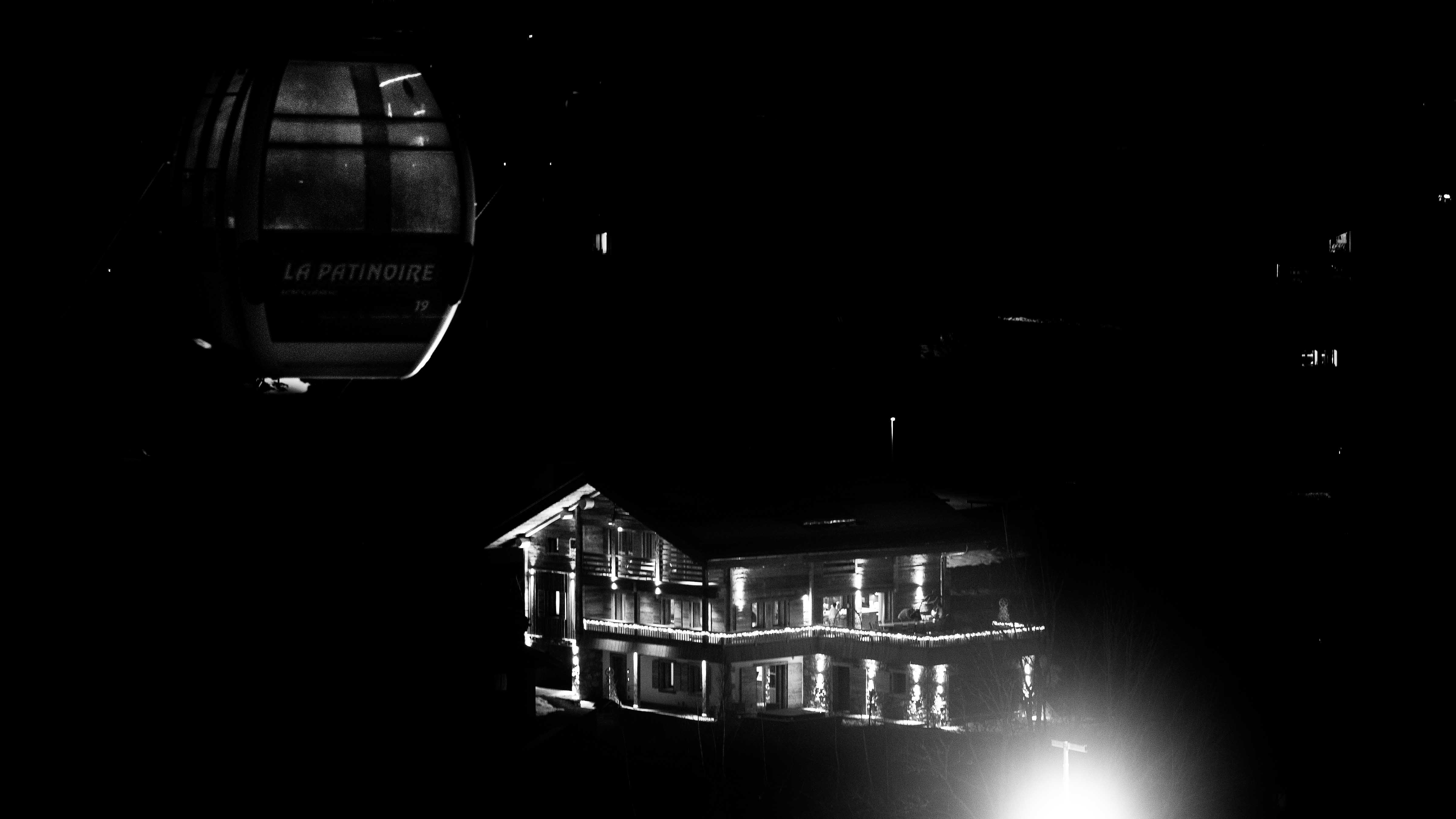 Photo de la télécabine de La Clusaz passant au dessus du chalet situé sur les pistes de ski